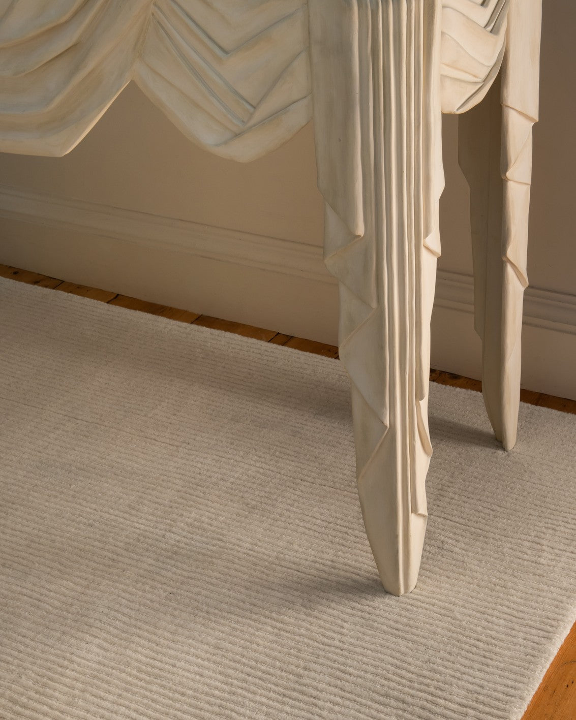 Tapis laine beige Layered Drift Wool Light Oatmeal, gros plan dans un intérieur