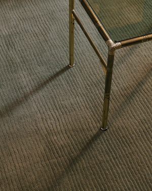 Tapis laine vert olive Layered Drift Wool Olive, gros plan dans un intérieur