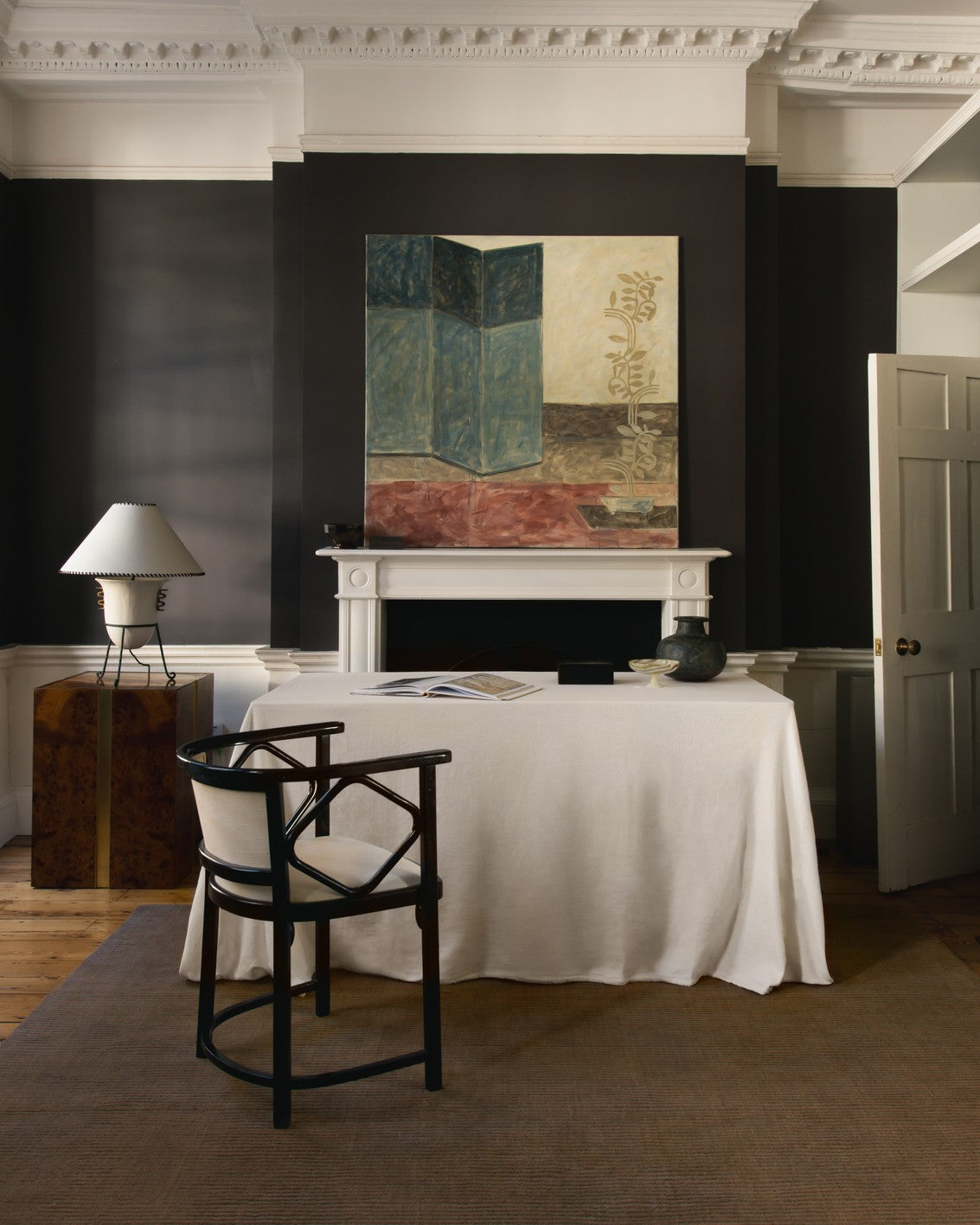 Tapis laine brun noyer Layered Drift Wool Walnut, dans un intérieur