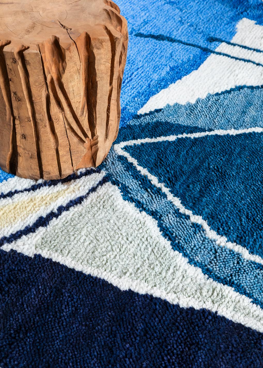 Tapis bleu Layered Heather Chontos Blue Lake, détail de la laine nouée main
