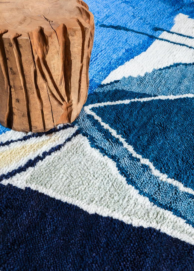 Tapis bleu Layered Heather Chontos Blue Lake, détail de la laine nouée main
