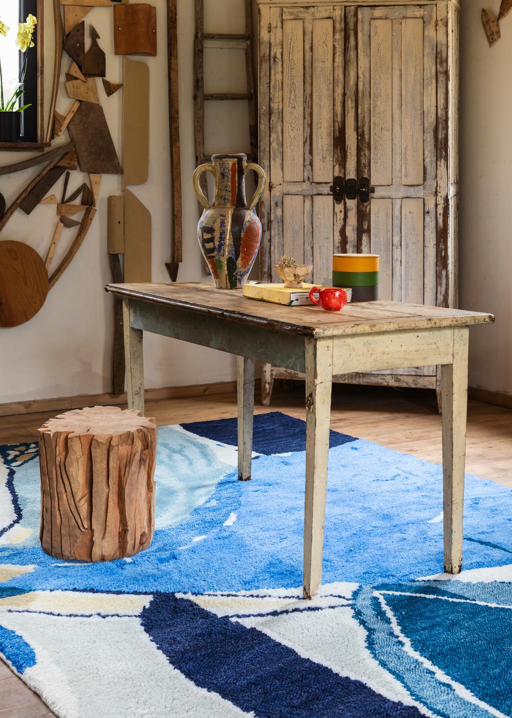 Tapis bleu Layered Heather Chontos Blue Lake, dans une salle à manger