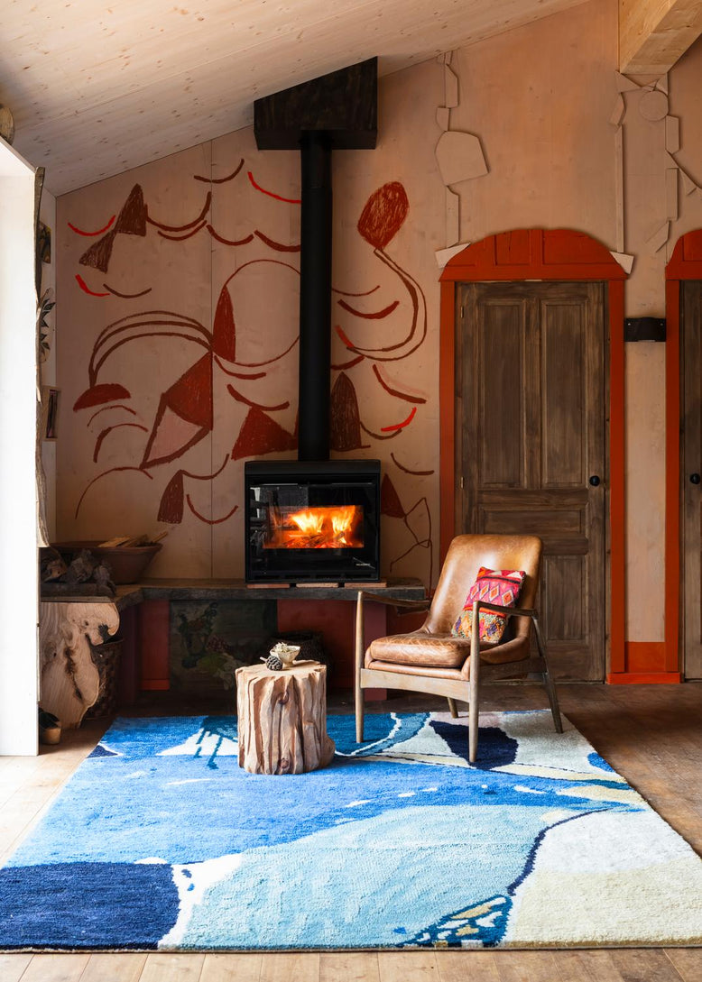 Tapis bleu Layered Heather Chontos Blue Lake, dans un salon