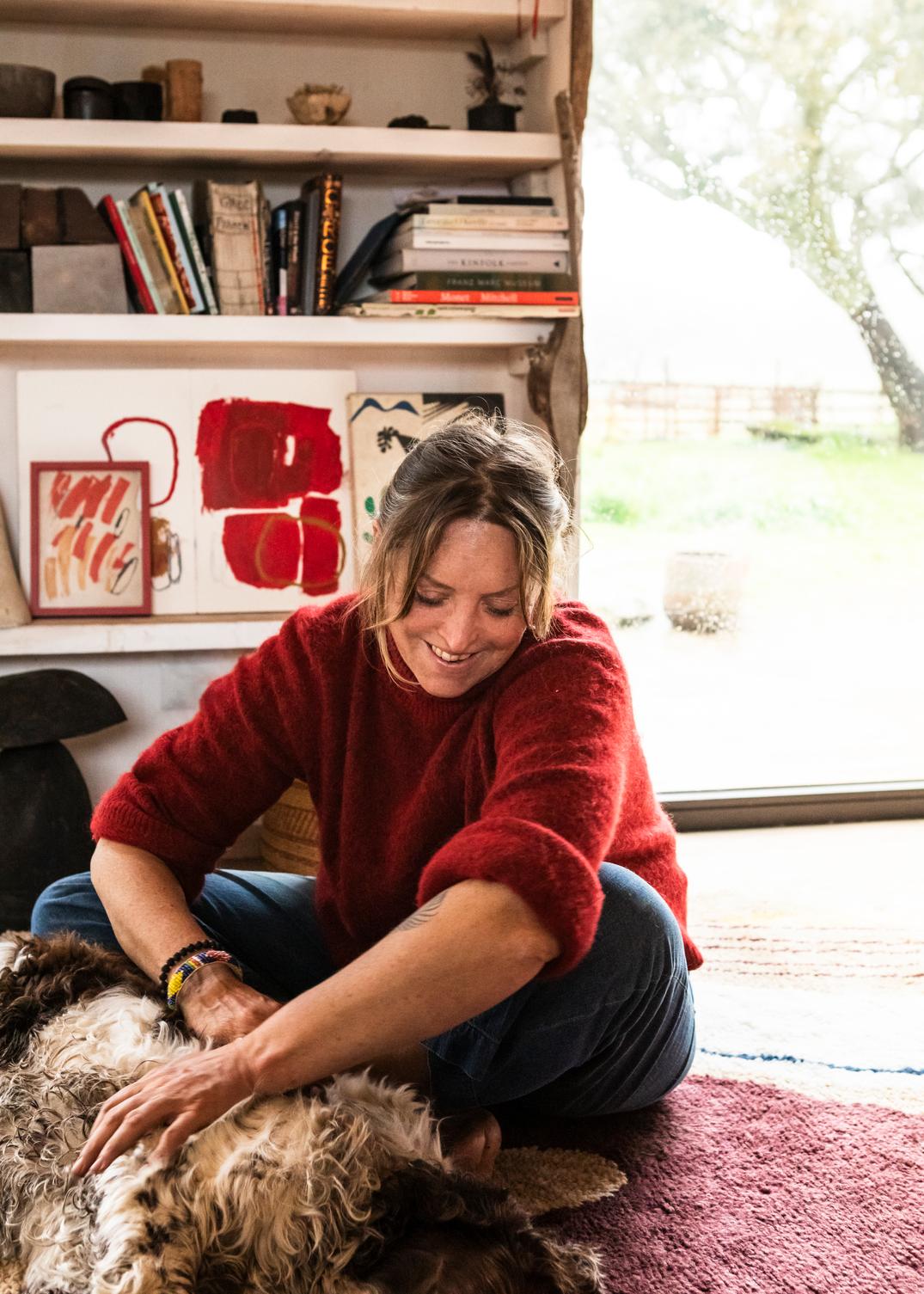 Tapis laine rouge Layered Heather Chontos Collage, avec l'artiste Heather Chontos
