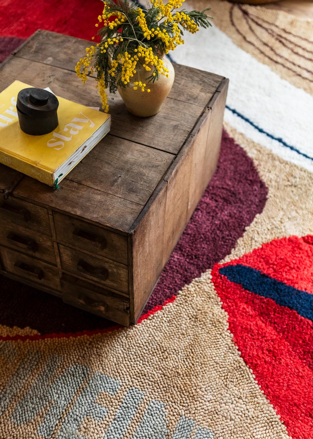 Tapis laine rouge Layered Heather Chontos Collage, gros plan dans un intérieur