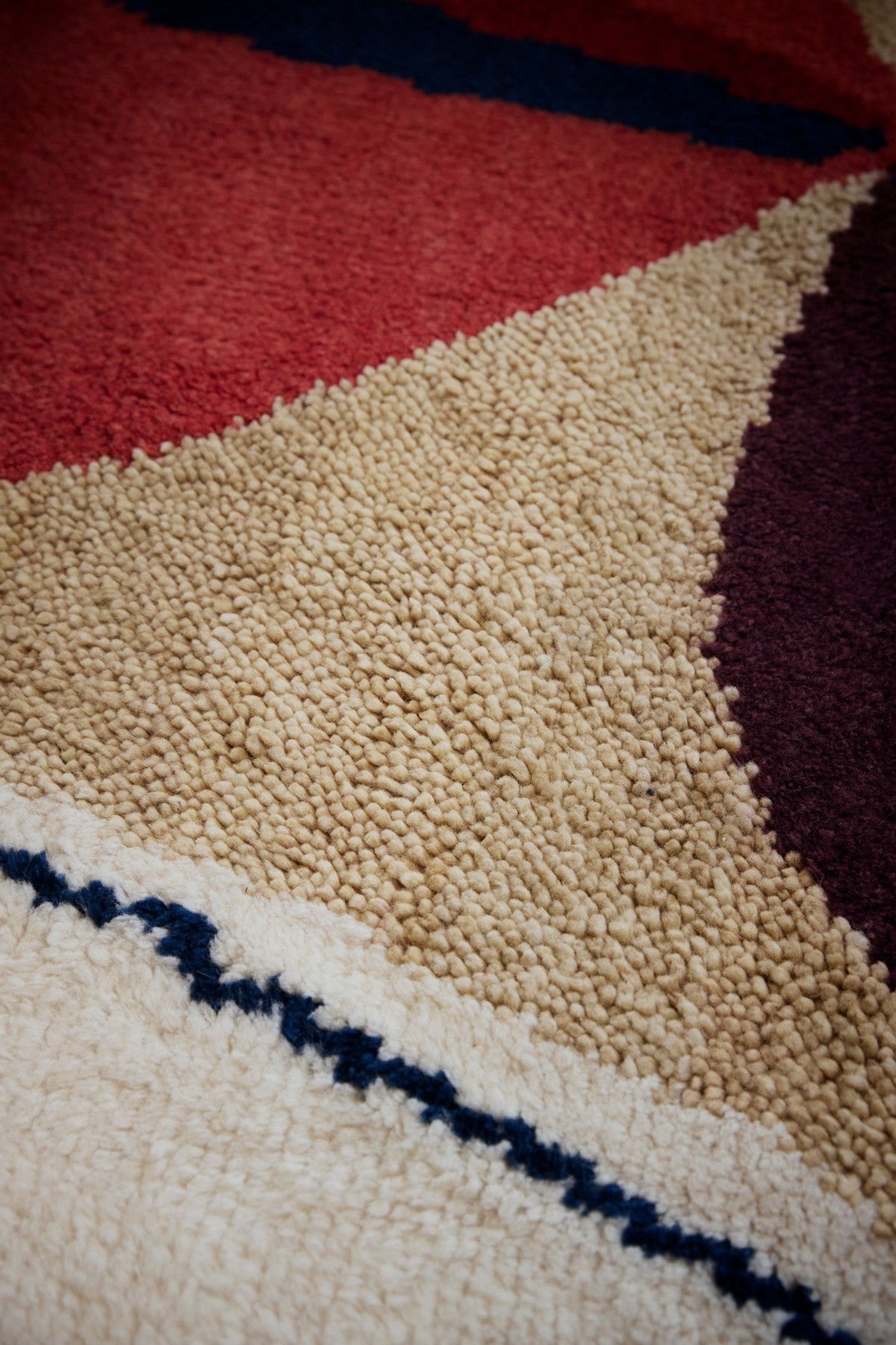 Tapis laine rouge Layered Heather Chontos Collage, détail de la laine nouée main