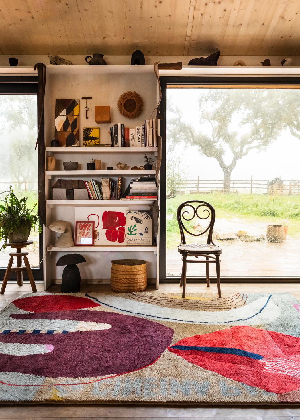 Tapis laine rouge Layered Heather Chontos Collage, dans un intérieur