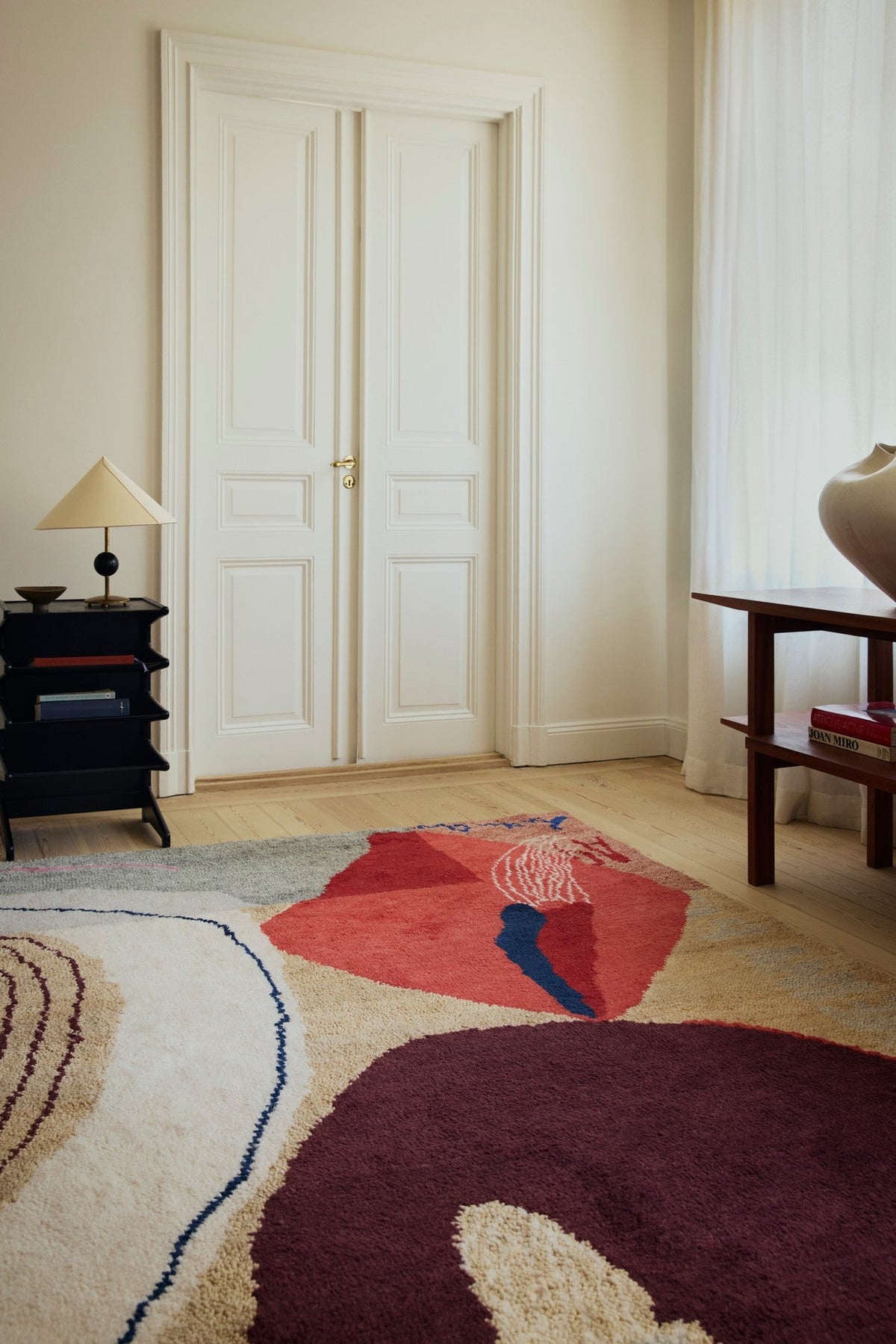 Tapis laine rouge Layered Heather Chontos Collage, dans un salon
