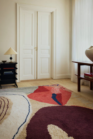 Tapis laine rouge Layered Heather Chontos Collage, dans un salon