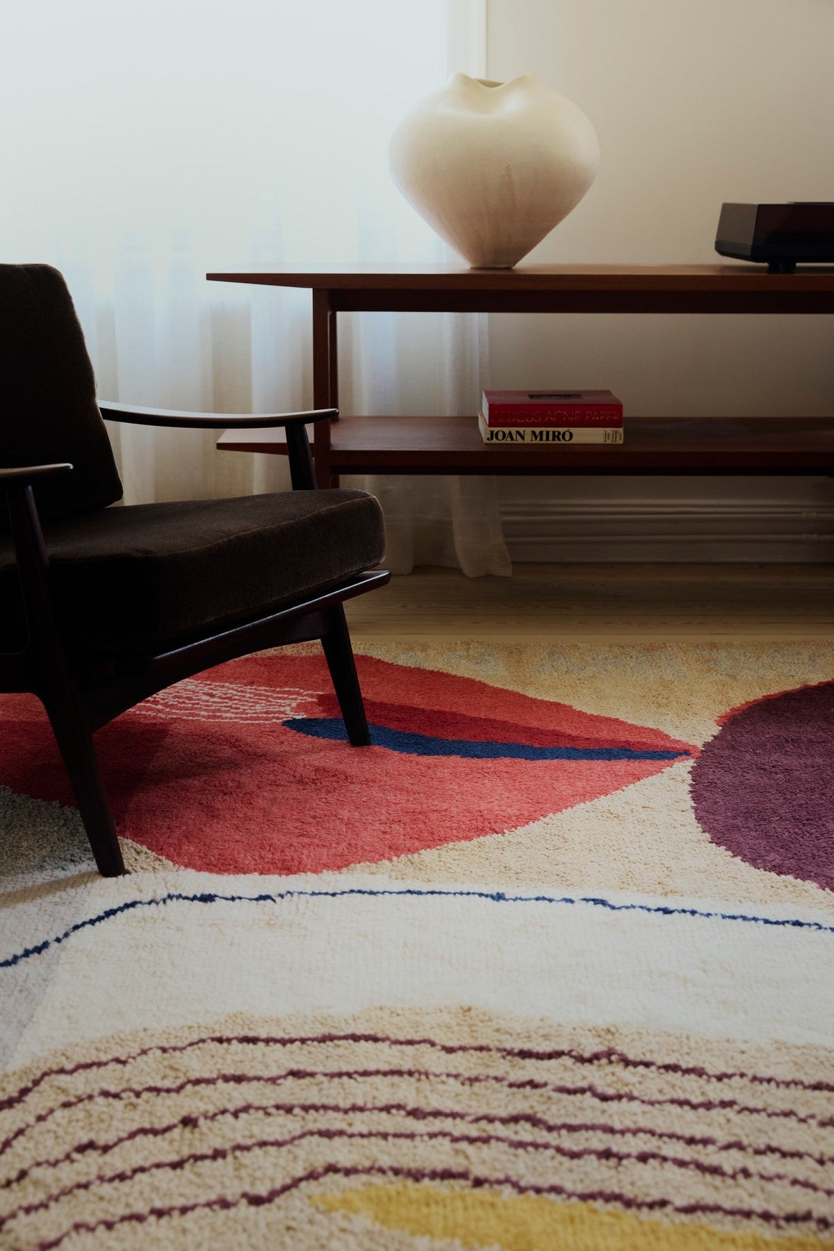 Tapis laine rouge Layered Heather Chontos Collage, dans un salon