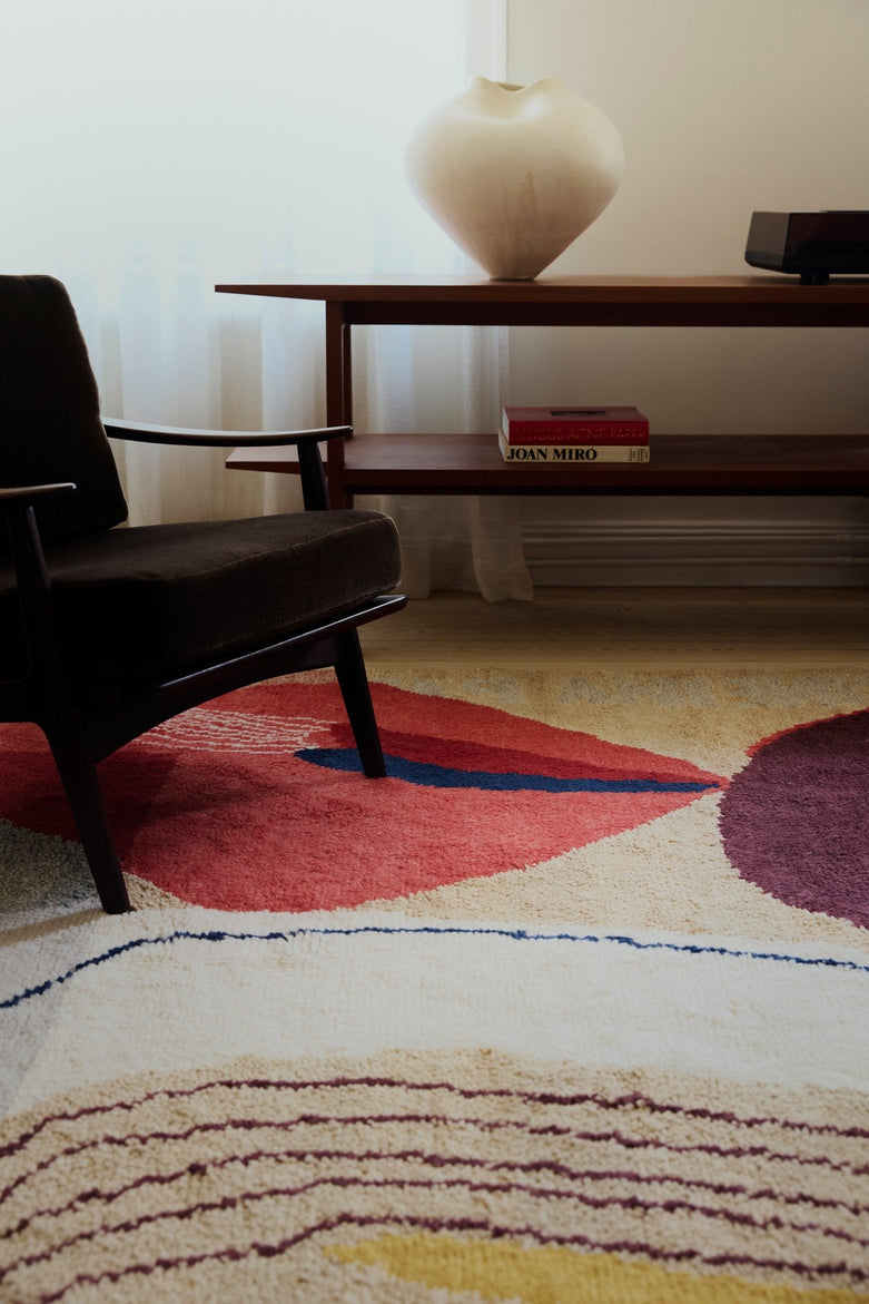 Tapis laine rouge Layered Heather Chontos Collage, dans un salon