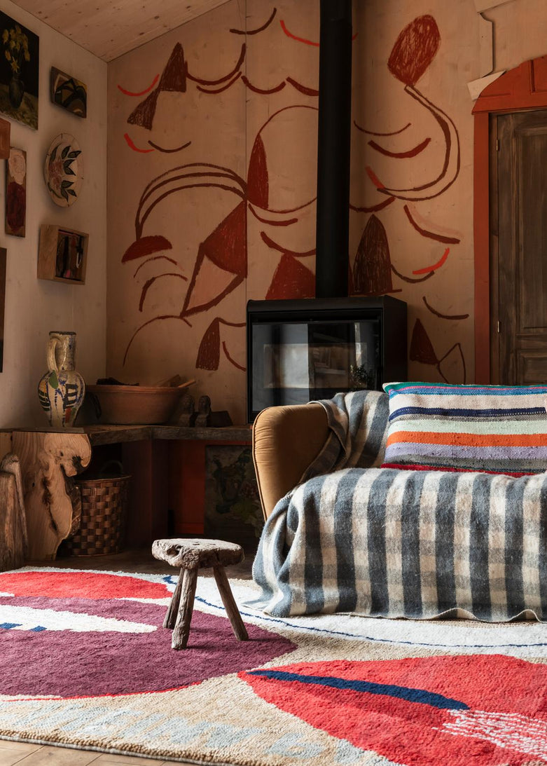 Tapis laine rouge Layered Heather Chontos Collage, dans un salon