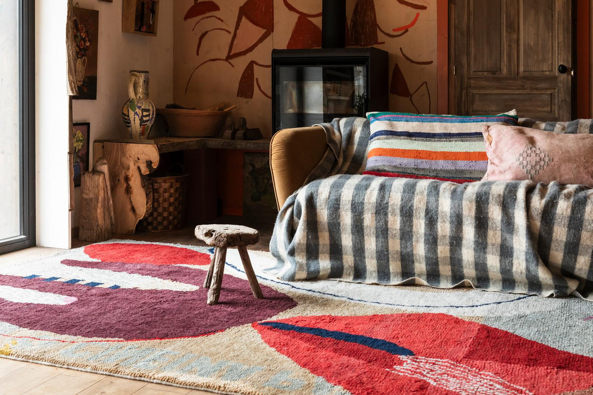 Tapis laine rouge Layered Heather Chontos Collage, dans un salon