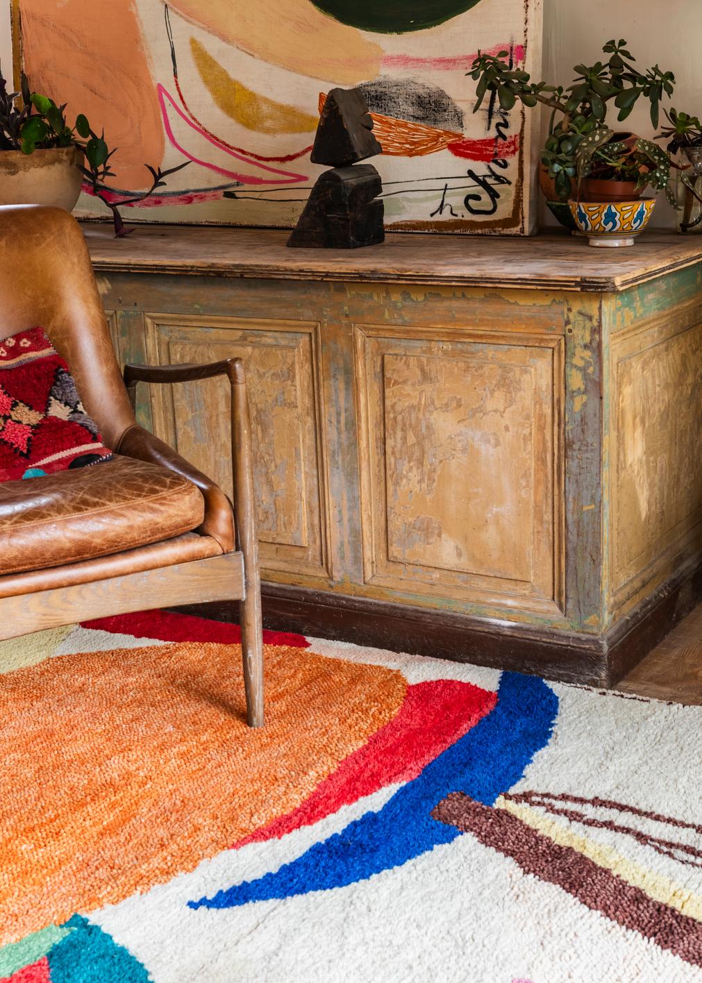 Tapis coloré Layered Heather Chontos Kaleidoscope, gros plan dans un intérieur