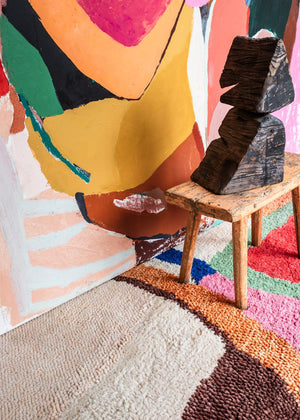 Tapis coloré Layered Heather Chontos Kaleidoscope, gros plan dans un intérieur