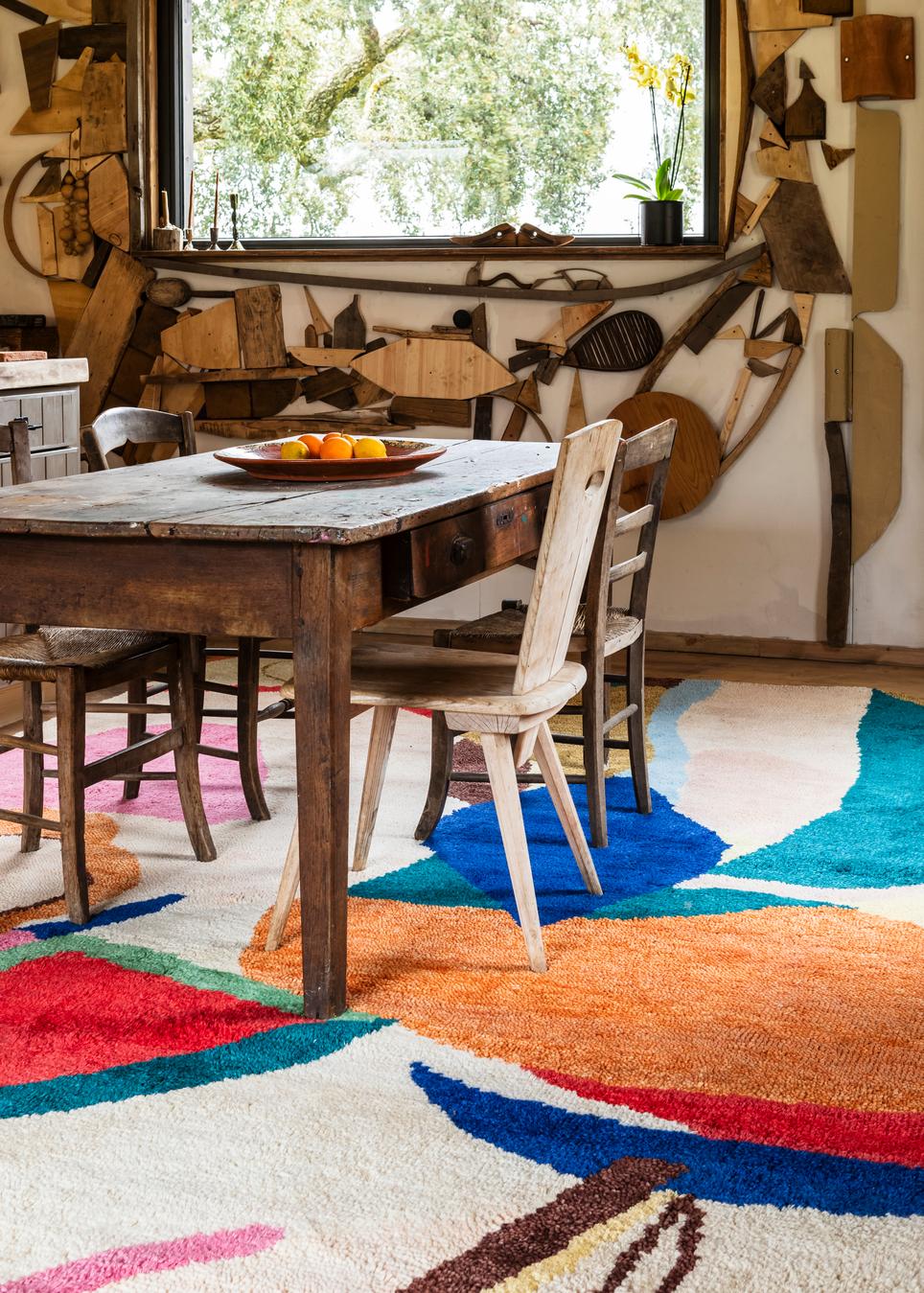 Tapis coloré Layered Heather Chontos Kaleidoscope, dans une salle à manger