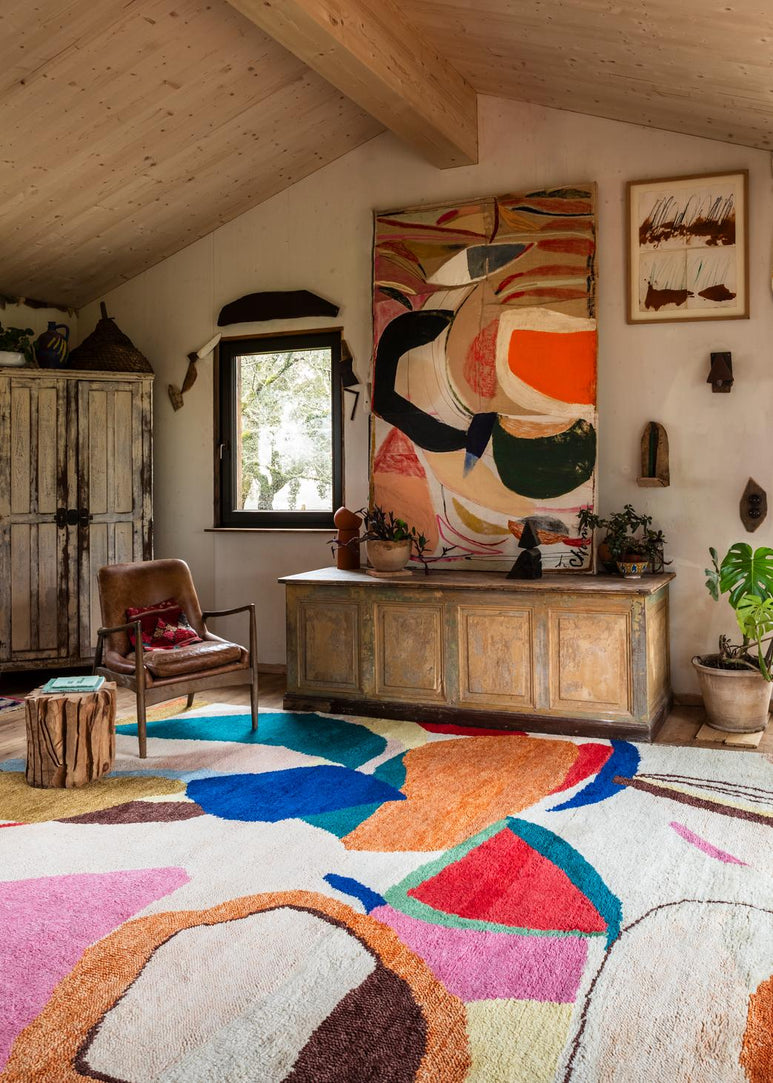 Tapis coloré Layered Heather Chontos Kaleidoscope, dans un salon