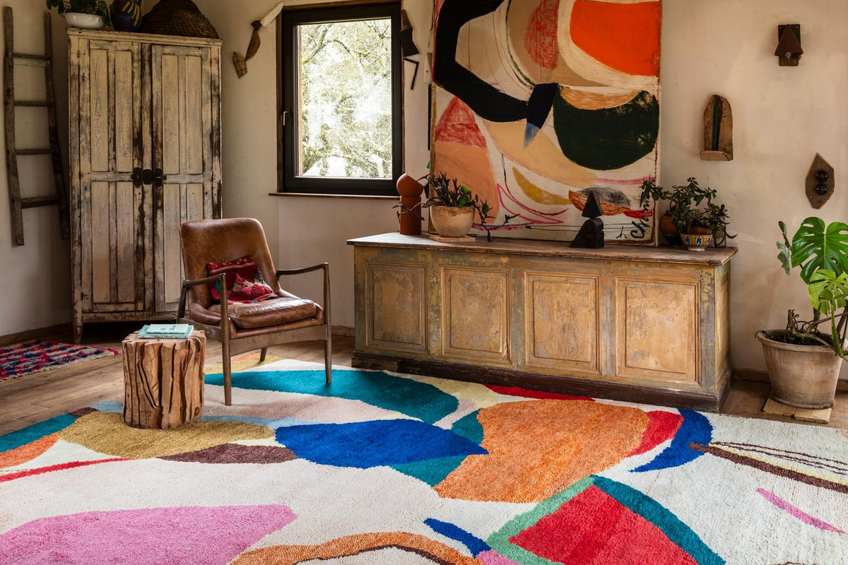 Tapis coloré Layered Heather Chontos Kaleidoscope, dans un salon