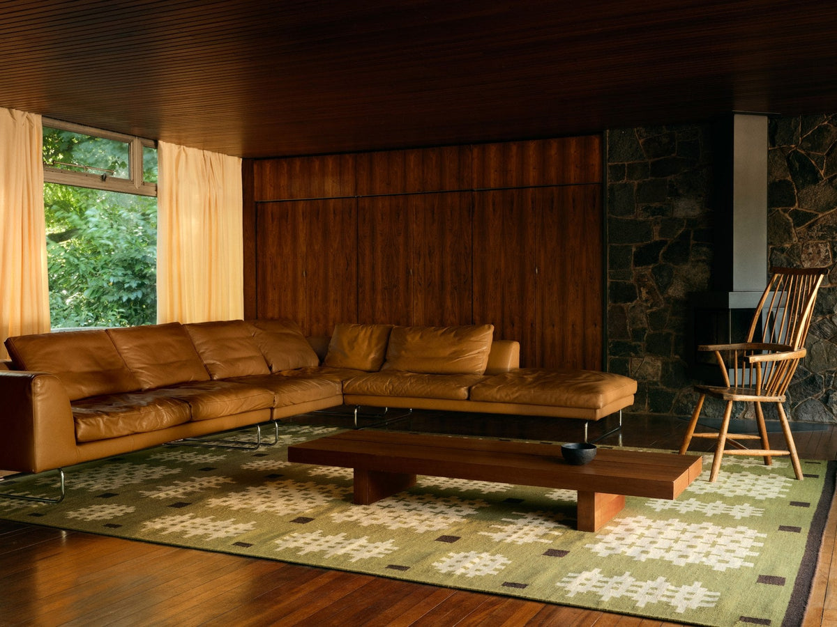 Tapis vert Layered Tom Morris Ryg Bardsey Green, dans un salon