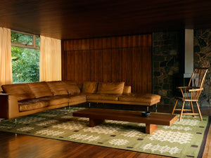 Tapis vert Layered Tom Morris Ryg Bardsey Green, dans un salon