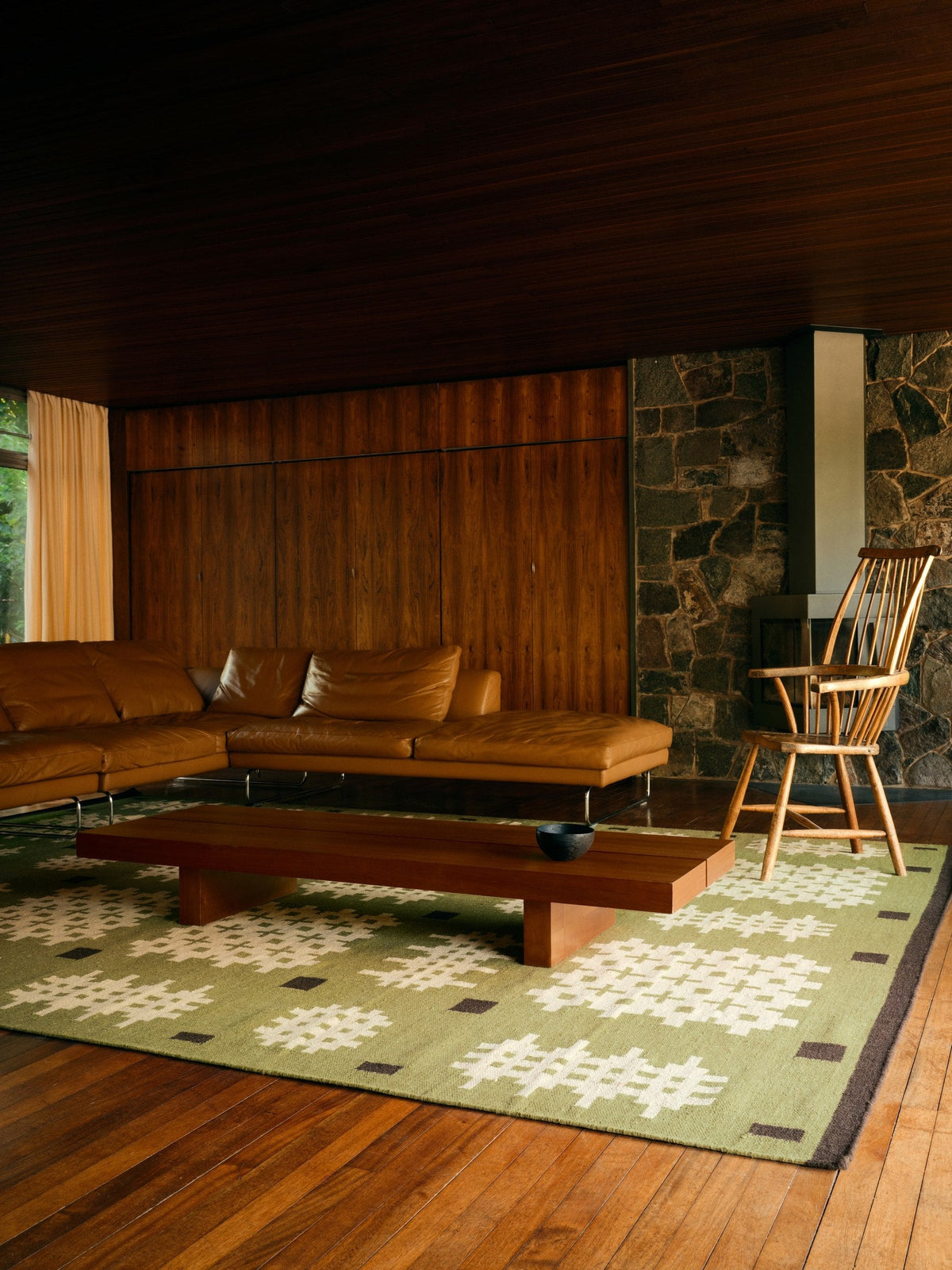 Tapis vert Layered Tom Morris Ryg Bardsey Green, dans un salon