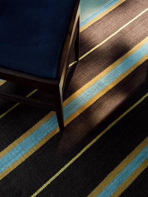 Tapis rayé brun Layered Racer Stripe Betty Brown, détail du tissage plat