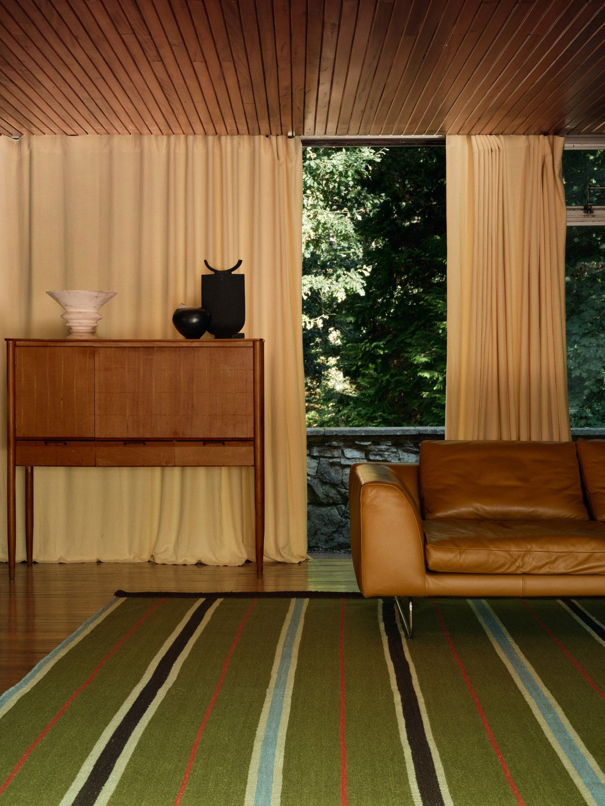 Tapis rayé vert Layered Racer Stripe Cooper Green, dans un salon
