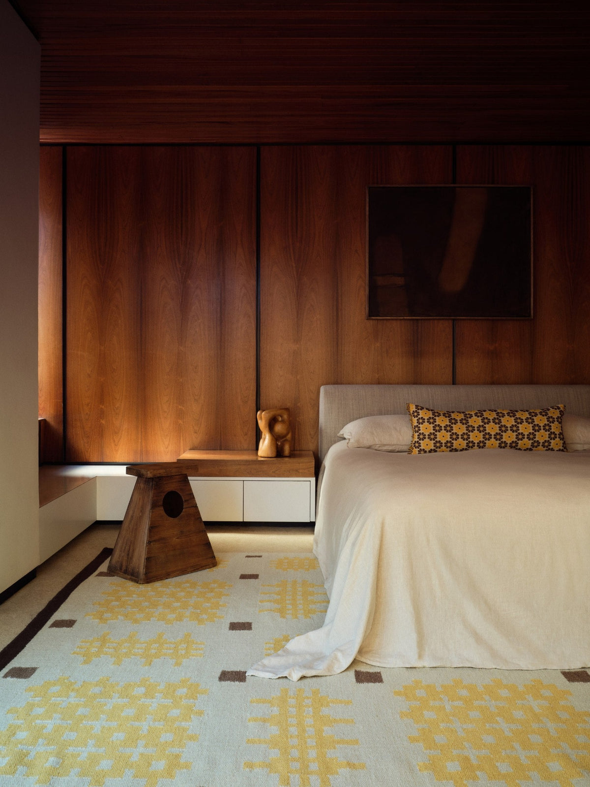 Tapis jaune Layered Tom Morris Ryg Dandelion, dans une chambre