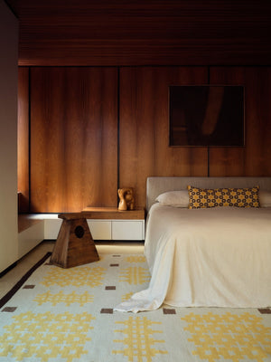 Tapis jaune Layered Tom Morris Ryg Dandelion, dans une chambre