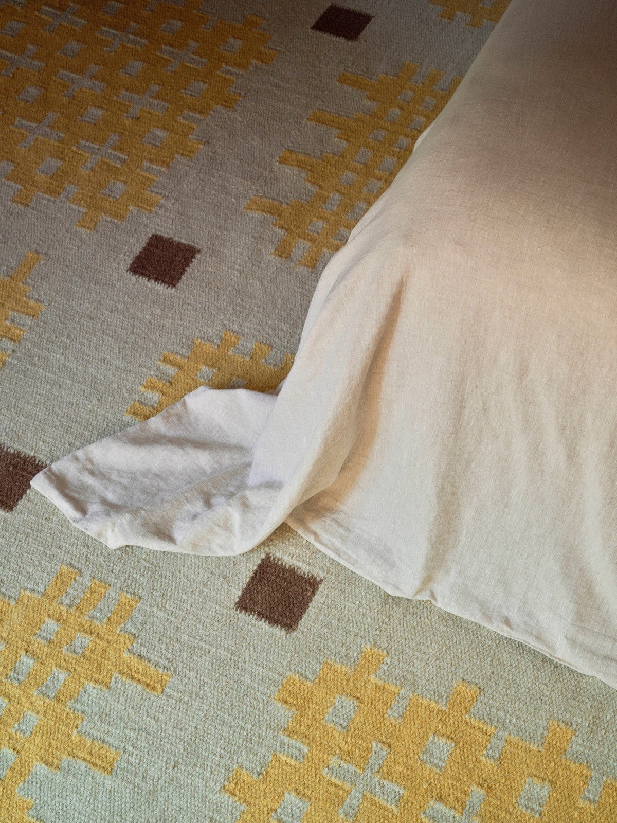 Tapis jaune Layered Tom Morris Ryg Dandelion, détail du tissage plat