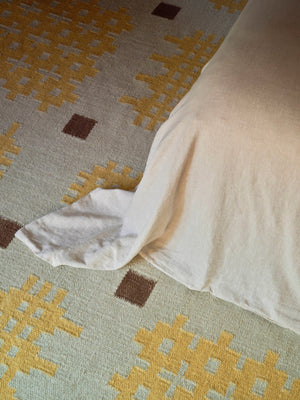 Tapis jaune Layered Tom Morris Ryg Dandelion, détail du tissage plat