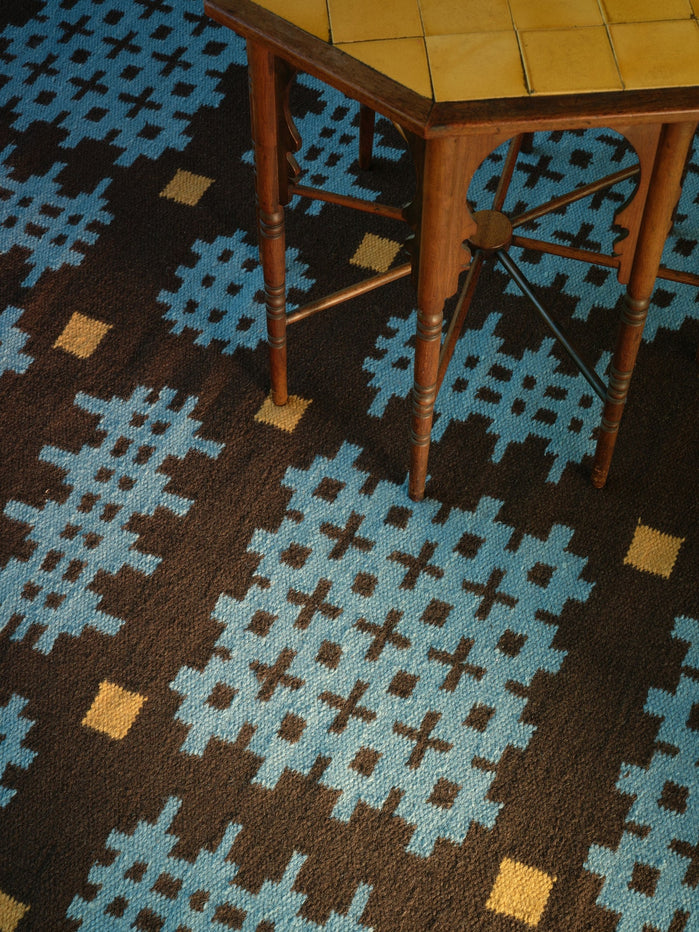 Tapis bleu Layered Tom Morris Ryg Olwen Blue, détail du tissage plat