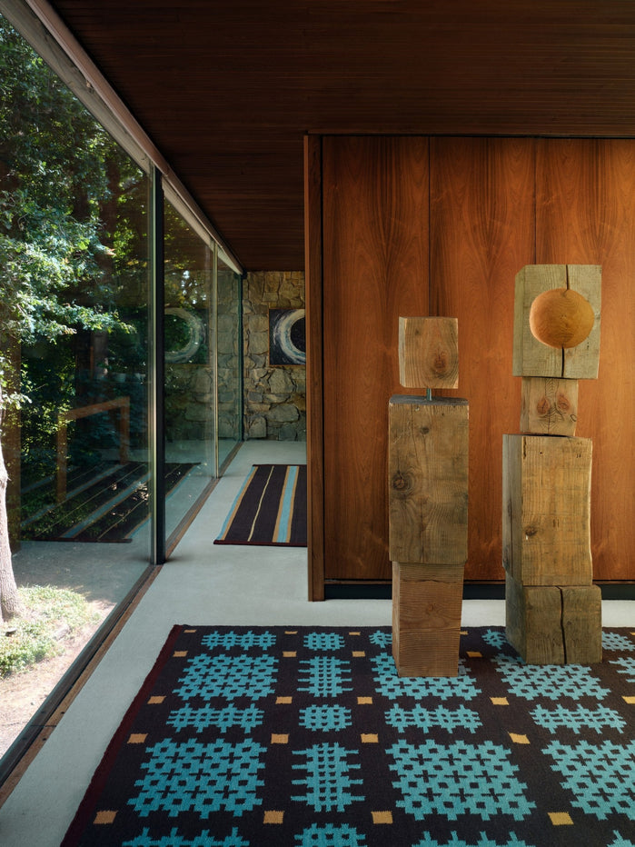 Tapis bleu Layered Tom Morris Ryg Olwen Blue, dans un intérieur