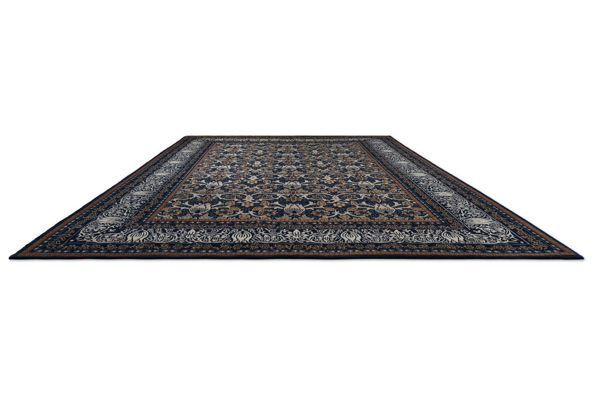 Tapis Morris & Co Borage Blue indigo, ivoire et caramel, vue en perspective