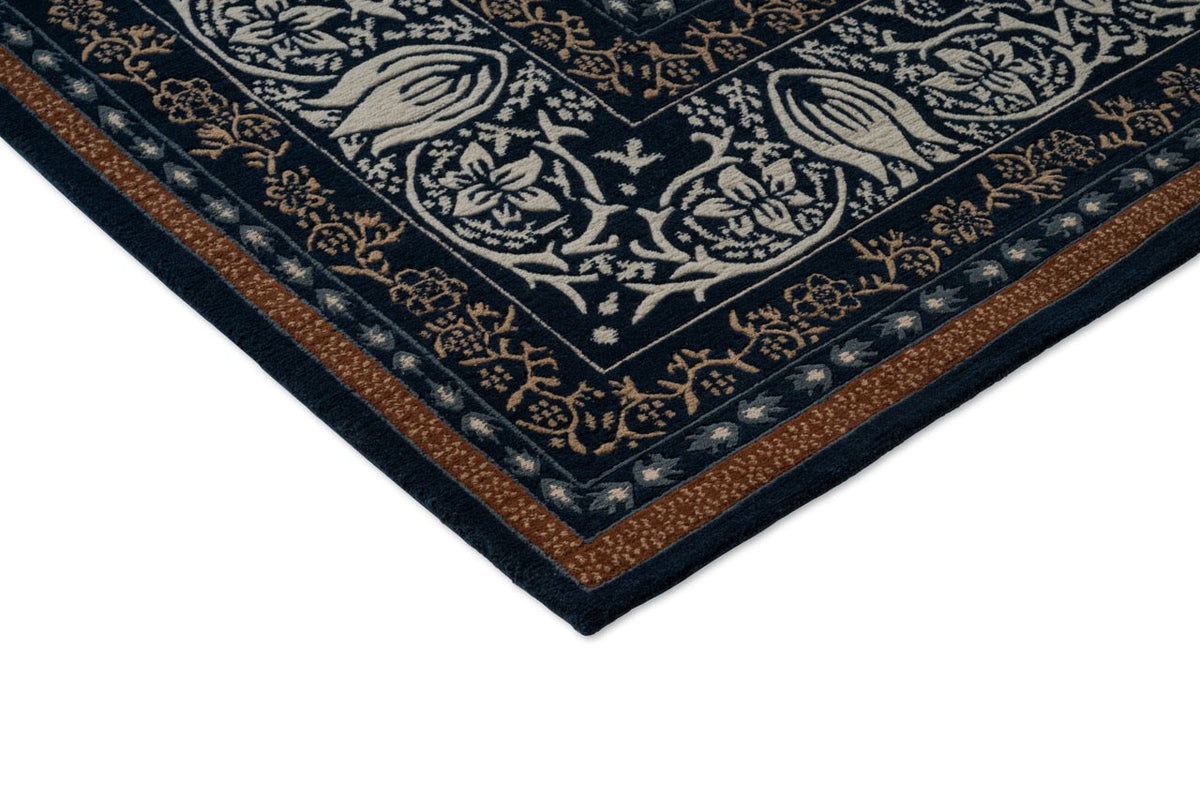 Tapis Morris & Co Borage Blue, détail de l'angle et du poil
