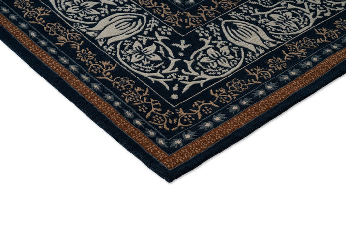 Tapis Morris & Co Borage Blue, détail de l'angle et du poil