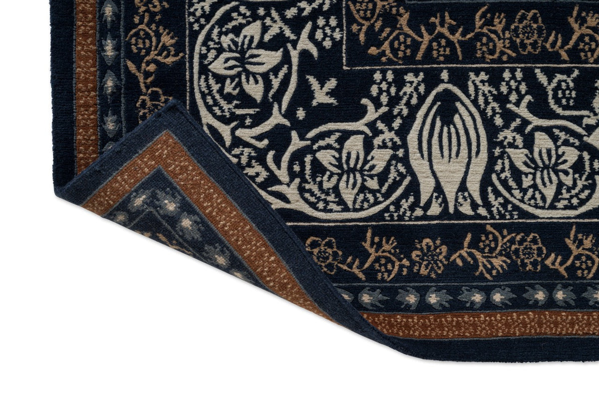 Tapis Morris & Co Borage Blue, détail de l'angle replié et du dos