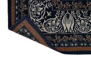 Tapis Morris & Co Borage Blue, détail de l'angle replié et du dos