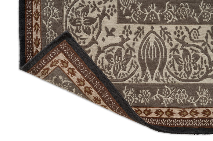 Tapis Morris & Co Borage Grey, détail de l'angle replié et du dos