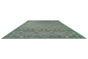 Tapis Morris & Co Helena Mineral vert d'eau et bleu lavande, vue en perspective