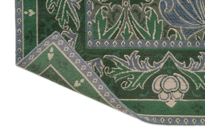 Tapis Morris & Co Helena Mineral, détail de l'angle replié et du dos