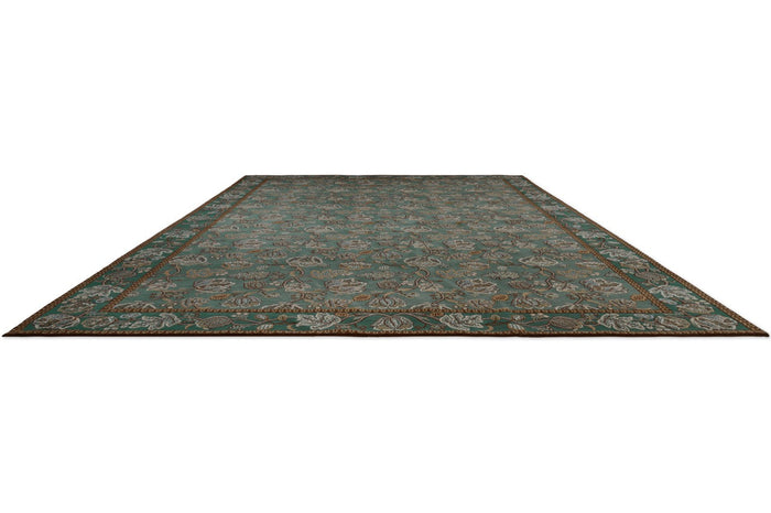 Tapis Morris & Co Theodosia Bottle Green vert bouteille aux fleurs caramel et ivoire, vue en perspective
