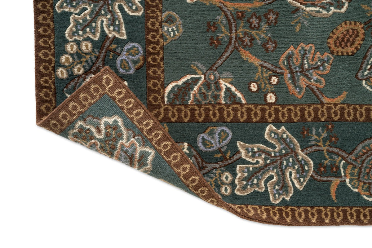 Tapis Morris & Co Theodosia Bottle Green, détail de l'angle replié et du dos