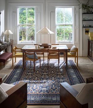 Tapis Morris & Co Borage Blue indigo, ivoire et caramel, dans un intérieur