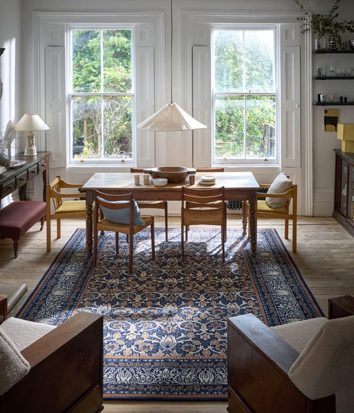 Tapis Morris & Co Borage Blue indigo, ivoire et caramel, dans un intérieur