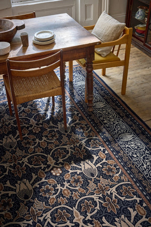 Tapis Morris & Co Borage Blue indigo, ivoire et caramel, dans un intérieur, deuxième vue