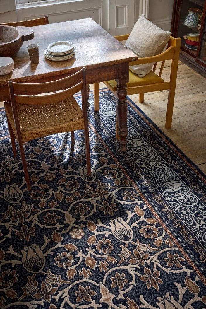 Tapis Morris & Co Borage Blue indigo, ivoire et caramel, dans un intérieur, deuxième vue