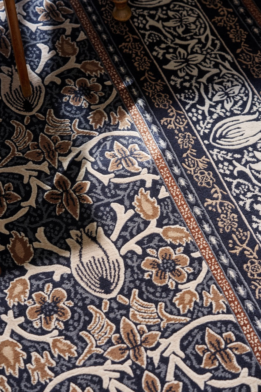 Tapis Morris & Co Borage Blue indigo, ivoire et caramel, dans un intérieur, troisième vue