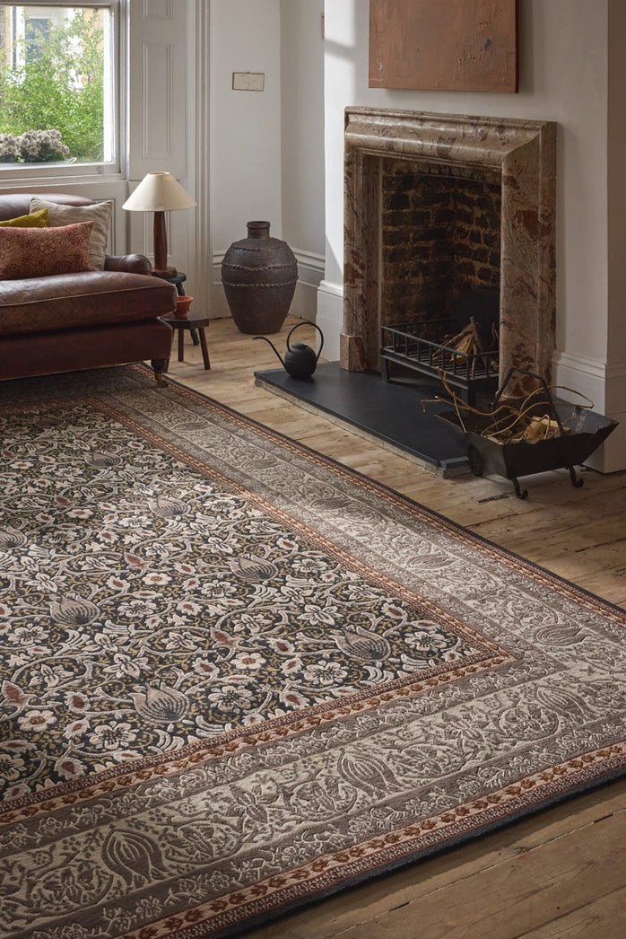 Tapis Morris & Co Borage Grey gris pierre, ivoire et ocre, dans un intérieur, deuxième vue