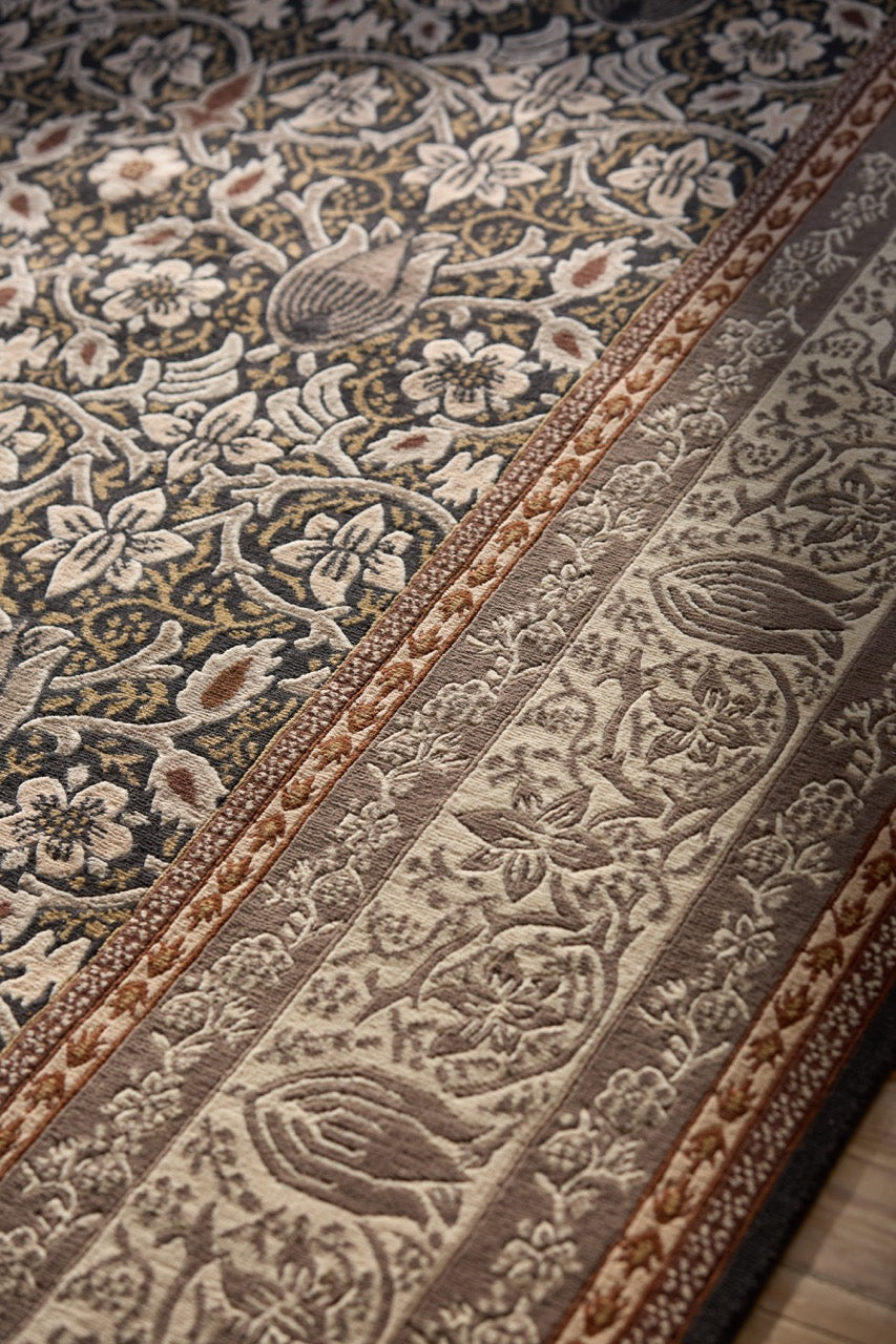Tapis Morris & Co Borage Grey gris pierre, ivoire et ocre, dans un intérieur, troisième vue